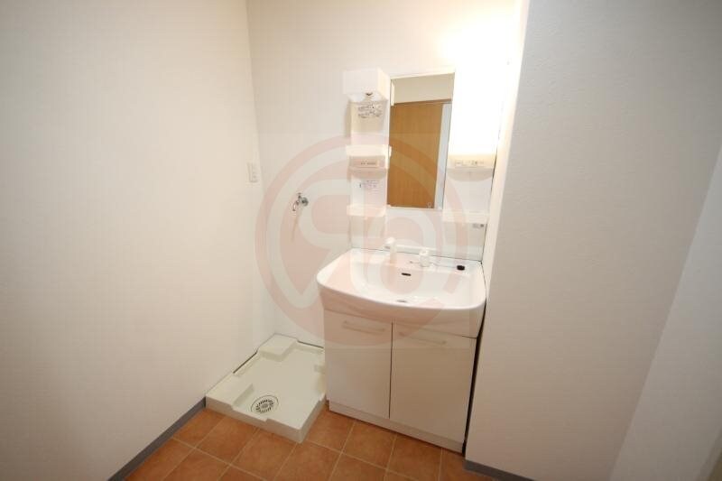 物件内観写真8　(朝の身支度には欠かせない独立洗面化粧台)