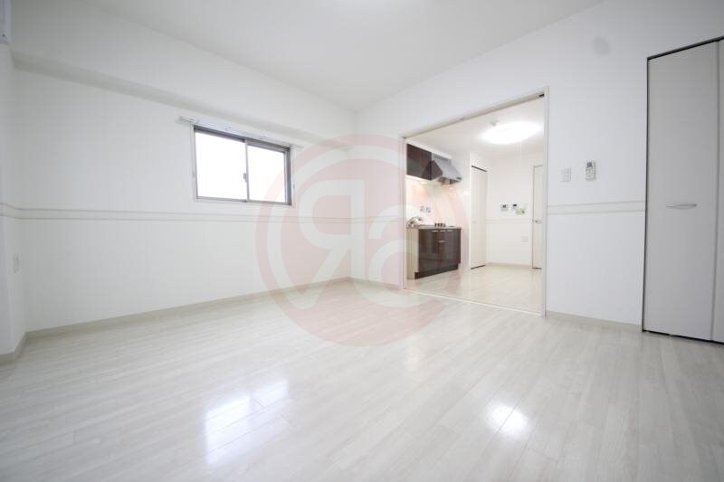 物件内観写真13　(開放的な寝室です)