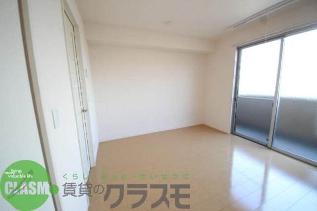 物件内観写真3　(ゆったりとした居間です)