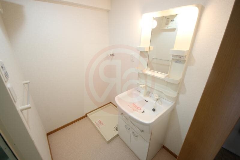 物件内観写真9　(朝の身支度には欠かせない独立洗面化粧台)