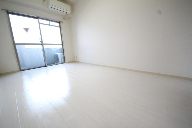 物件内観写真5　(ゆったりとした居間です)