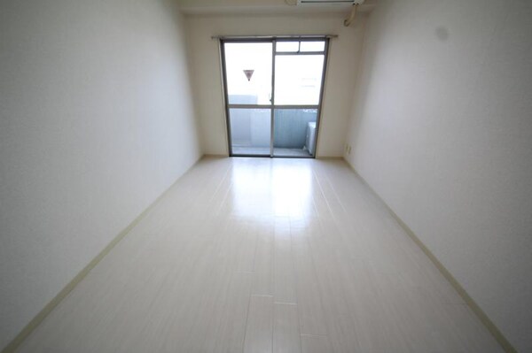 居室(こちらのリビングで趣味の時間をお楽しみください)