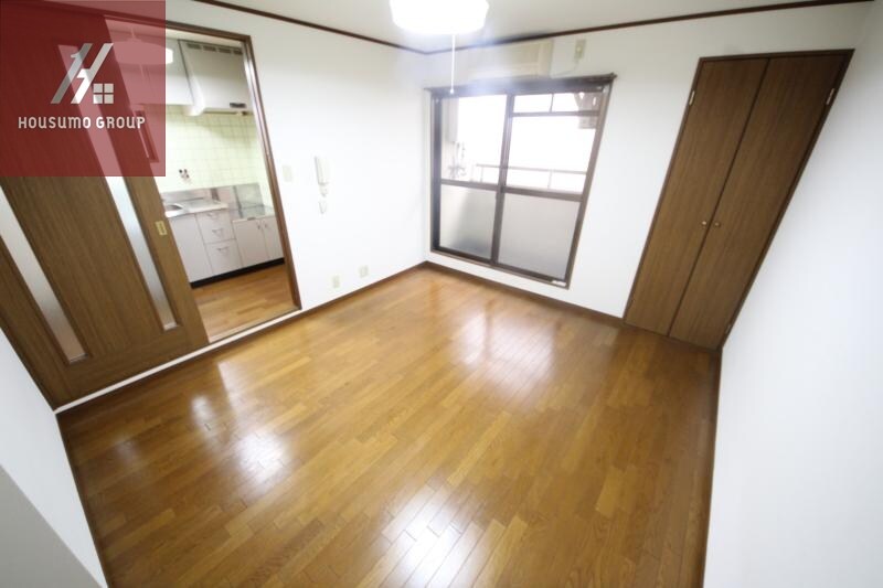 物件内観写真3　(こちらの居間で趣味の時間をお楽しみください)