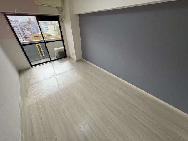 物件内観写真3　(こちらのリビングで趣味の時間をお楽しみください)