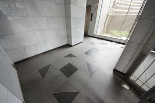 物件外観写真3　(落ち着いたロビーです)