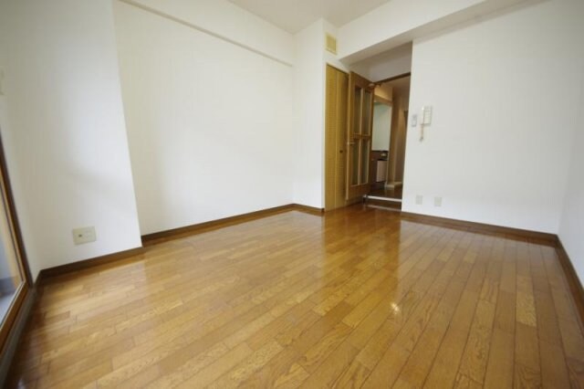 物件内観写真8　(開放的な寝室です)