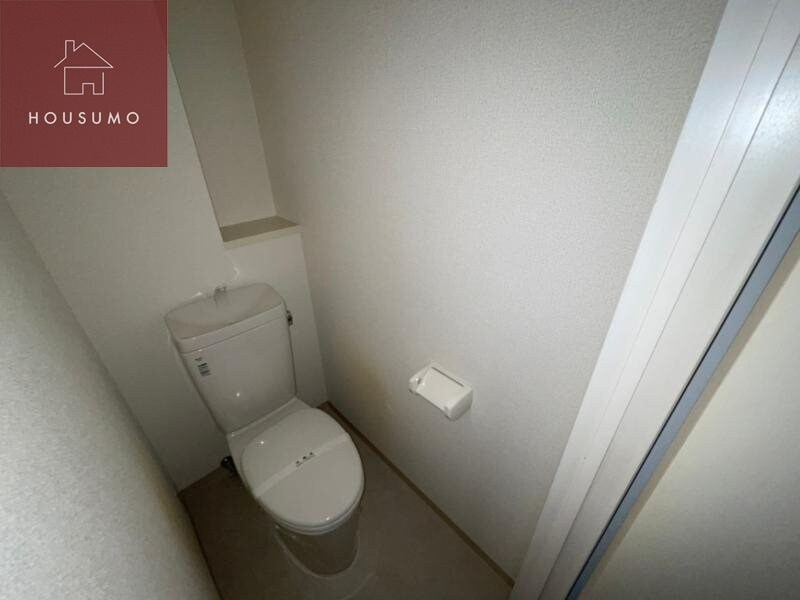 物件内観写真9　(ゆったりとした空間のトイレです)