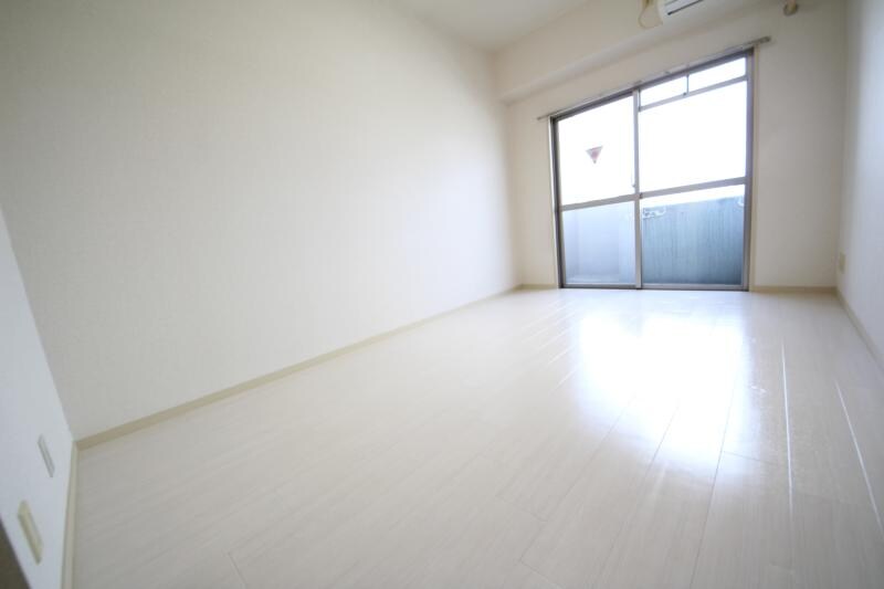 物件内観写真8　(落ち着いた色調の寝室です)