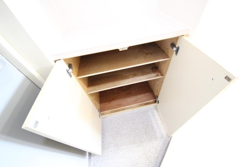 物件内観写真14　(収納豊富です)