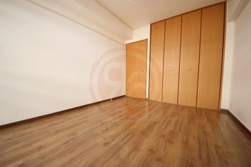 物件内観写真6　(落ち着いた色調の洋室です)