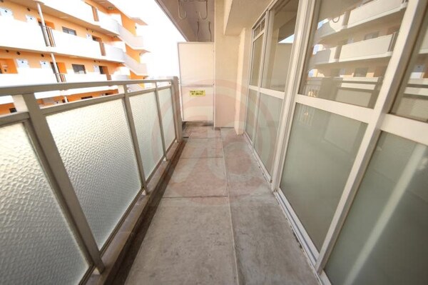 バルコニー(開放的で明るい空間を演出してくれるバルコニーです)