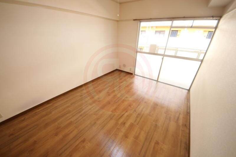 物件内観写真17　(落ち着いた色調の寝室です)