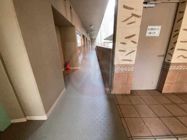 物件外観写真3　(清潔なロビーです)