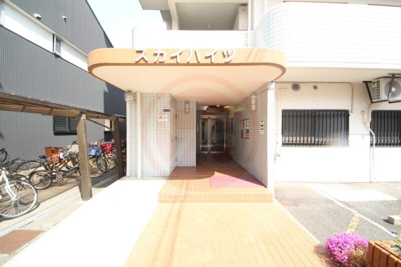 物件外観写真2　(清潔なエントランスです)