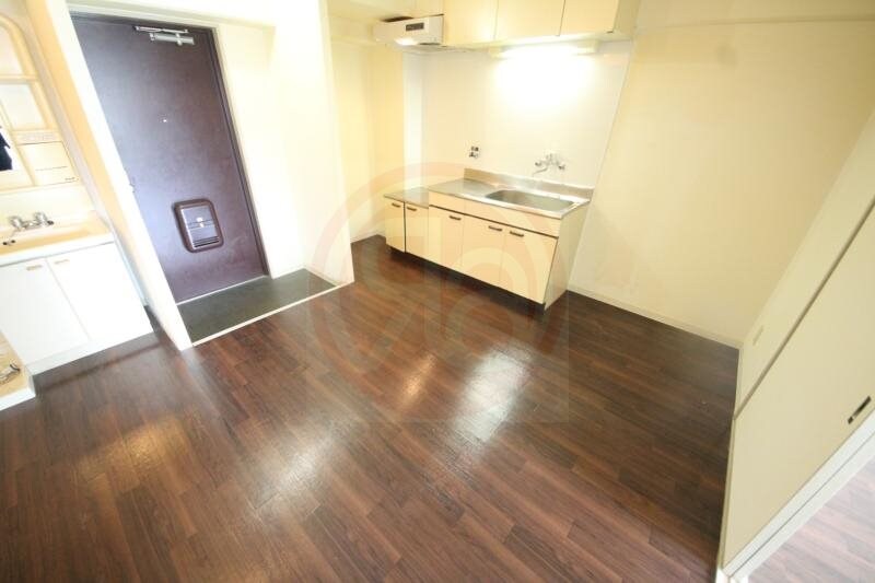 物件内観写真5　(こちらの居間で趣味の時間をお楽しみください)