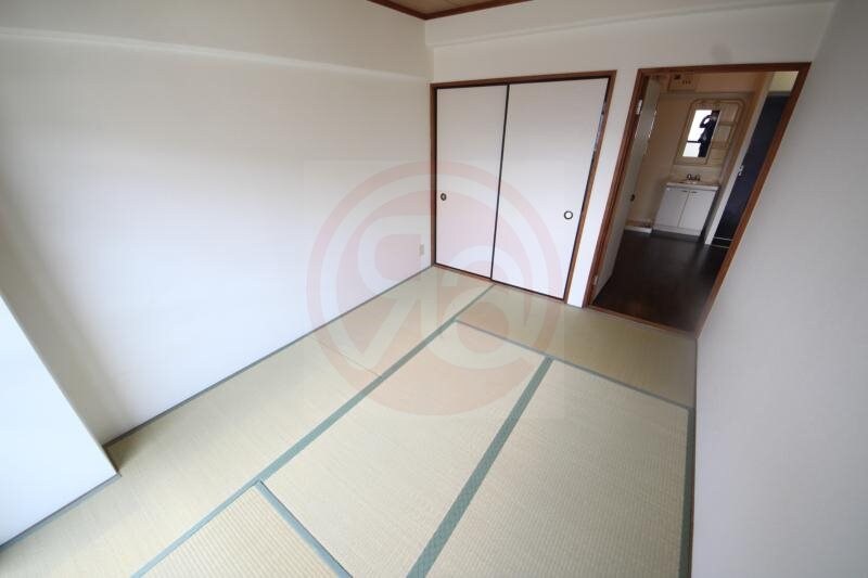 物件内観写真13　(和室がひろがる居住スペース)