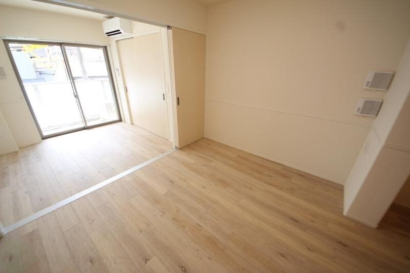 物件内観写真6　(こちらのリビングで趣味の時間をお楽しみください)