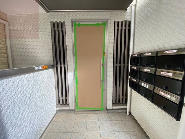 物件外観写真2　(ゆとりのあるエントランスです)