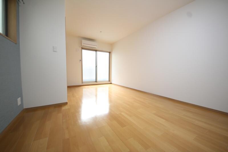 物件内観写真6　(ゆったりとしたリビングです)