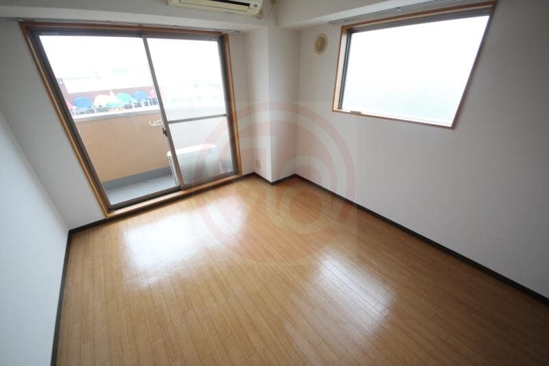 物件内観写真13　(広くて明るい寝室)