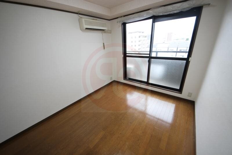 物件内観写真5　(個人の部屋や寝室として使える洋室です)