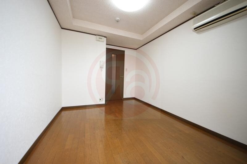 物件内観写真10　(広くて明るい寝室)