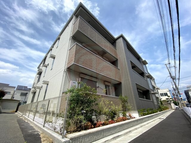 物件外観写真2　(落ち着いた雰囲気の外観です)