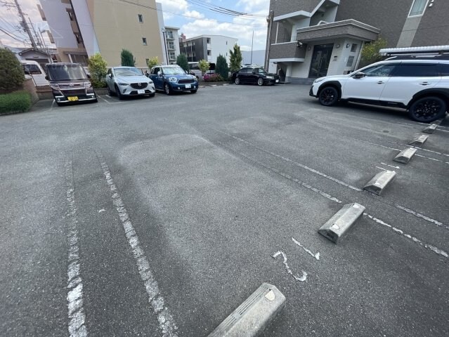 物件外観写真2　(駐車場があるので、車を買う予定の方も安心です)