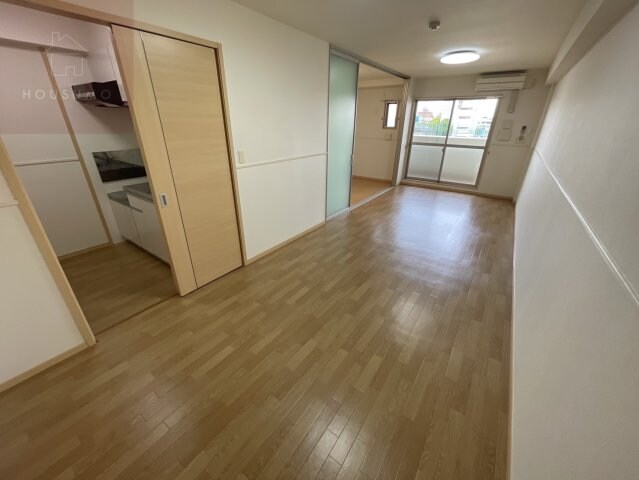 物件内観写真4　(ゆったりとしたリビングです)