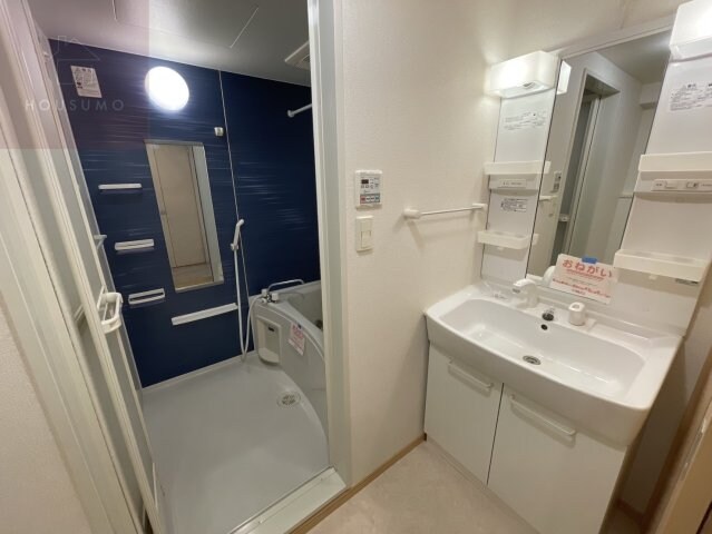 物件内観写真8　(独立洗面化粧台が付いています)