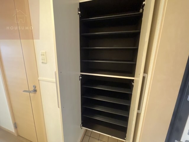 物件内観写真11　(収納豊富です)