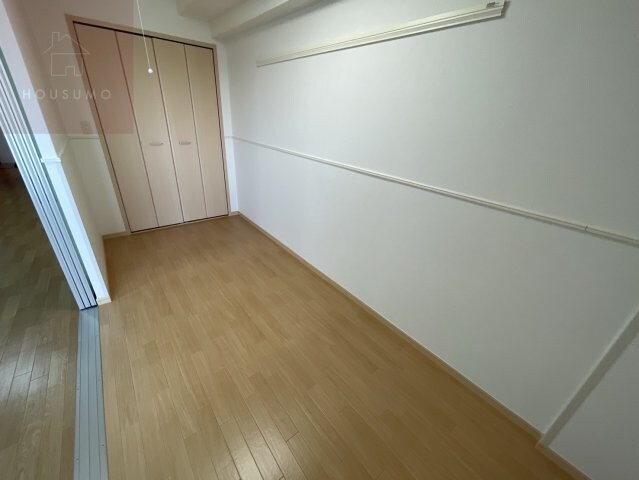 物件内観写真22　(落ち着いた色調の寝室です)