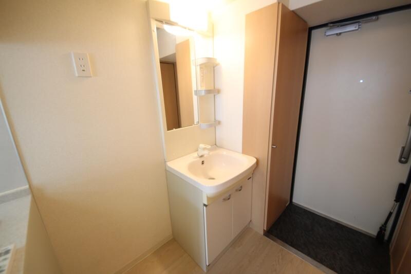 物件内観写真21　(独立洗面台で身支度をすべて済ませてしまいましょう)