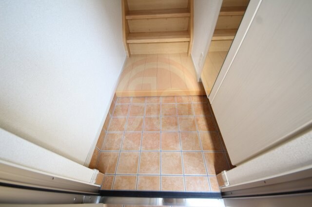 物件内観写真17　(ゆったりとした玄関です)
