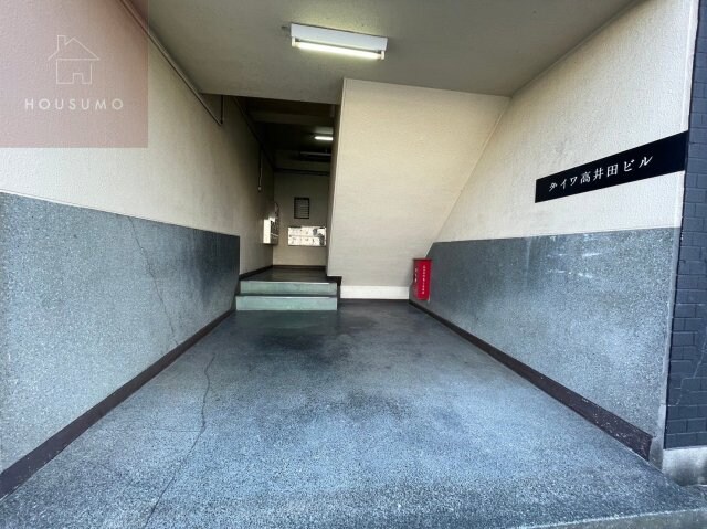 物件外観写真2　(ゆとりのあるエントランスです)