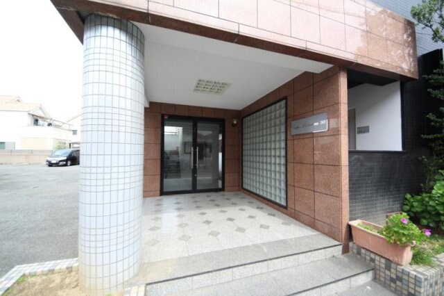 物件外観写真2　(ゆとりのあるエントランスです)
