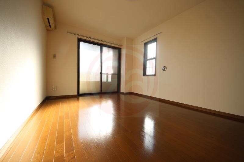 物件内観写真6　(明るい洋室です)