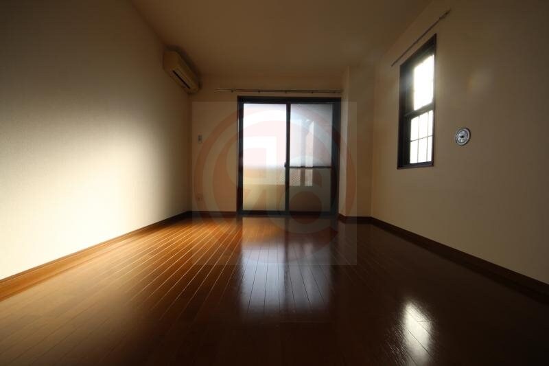 物件内観写真7　(明るい洋室です)