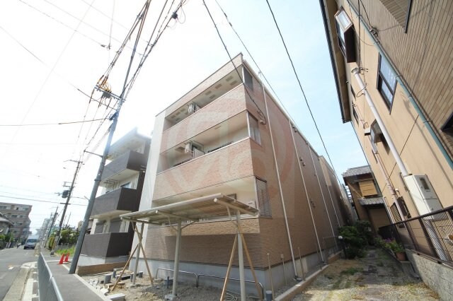 物件外観写真1　(外観は落ち着いています)