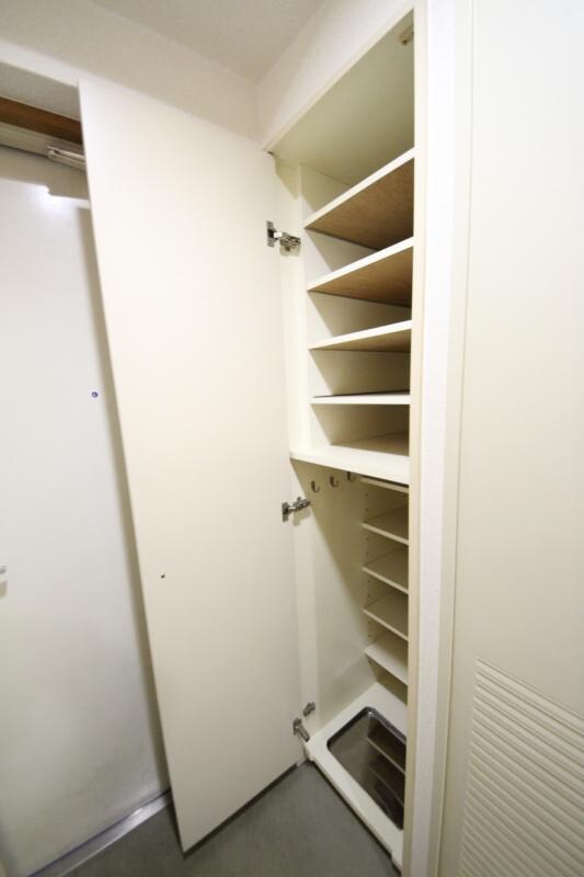 物件内観写真20　(大きなスペースがあり、収納には困りません)