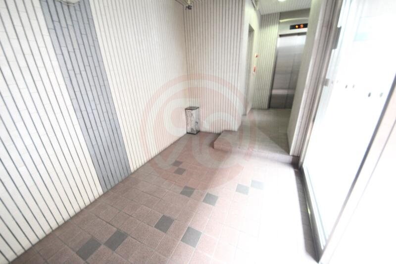 物件外観写真3　(落ち着いたロビーです)