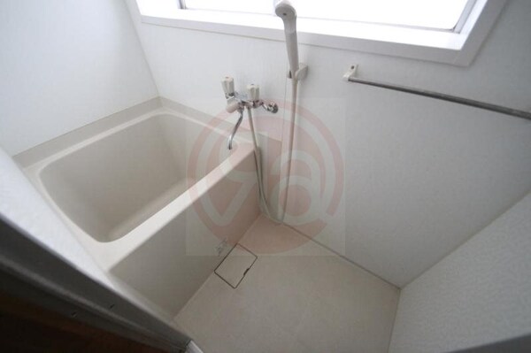 浴室(こまごまとしたものを収納できそうですね)