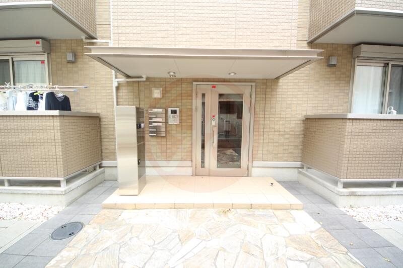 物件外観写真2　(清潔なエントランスです)