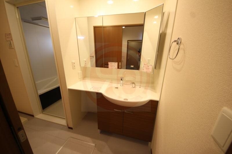 物件内観写真18　(朝の身支度には欠かせない独立洗面化粧台)
