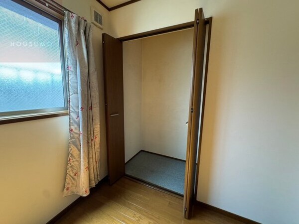 収納(落ち着いたトイレです)