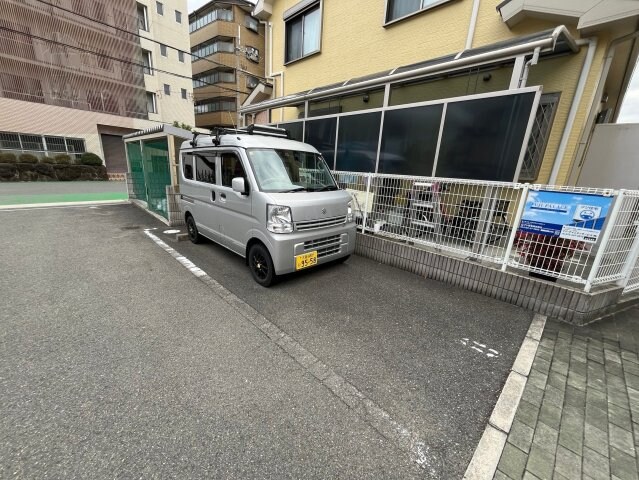 物件外観写真3　(駐車場があるので、車を買う予定の方も安心です)