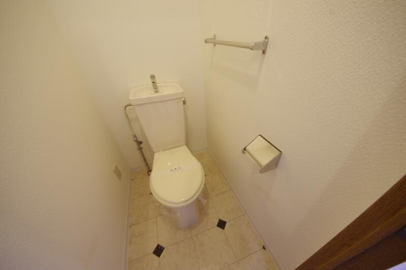 物件内観写真9　(シンプルで使いやすいトイレです)