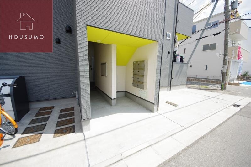 物件外観写真2　(落ち着いたエントランスです)