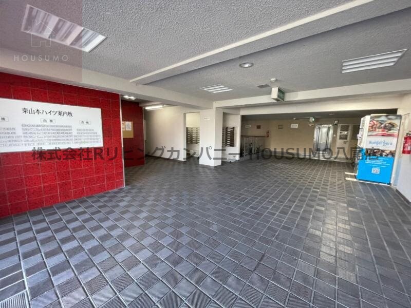 物件外観写真2　(建物の内部です)