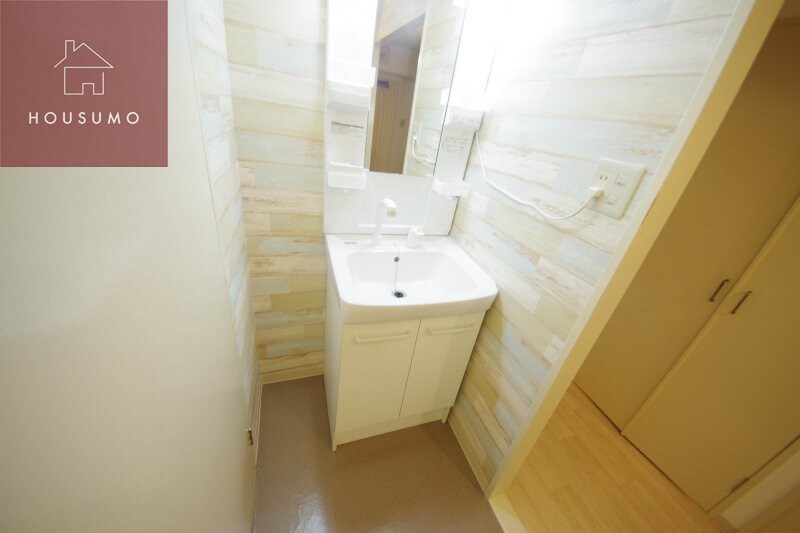 物件内観写真17　(独立洗面台あり、毎朝おしゃれに忙しい女性の方におすすめです)